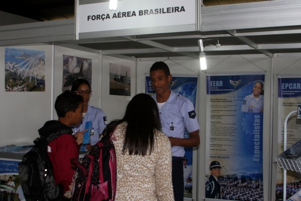 Estudantes visitam estande da FAB na Feira das Profissões  Soldado Eduardo / CIAAR