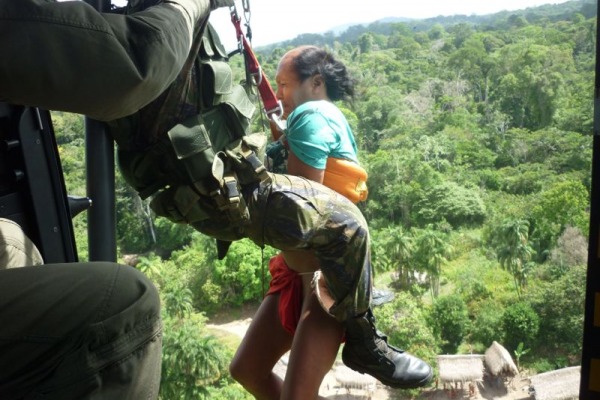 Indígena chegando a porta da aeronave  BABE