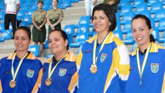 Tenentes Rachel, Ligia e Cristina e Capitã Roberta, com as medalhas da Carabina  CDA