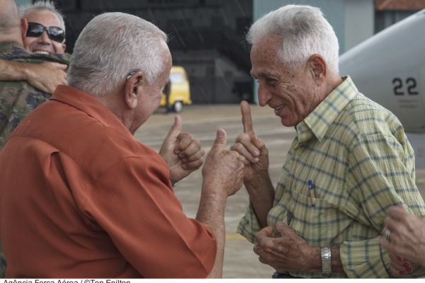 Doc Santos (à esq) reencontra Cel. Neri Nascimento, pioneiros do grupo  Agência Força Aérea/Ten. Enilton