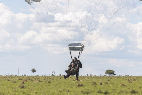 O tandem é usado para levar médico, por exemplo, à área de resgate  Agência Força Aérea/Ten. Enilton