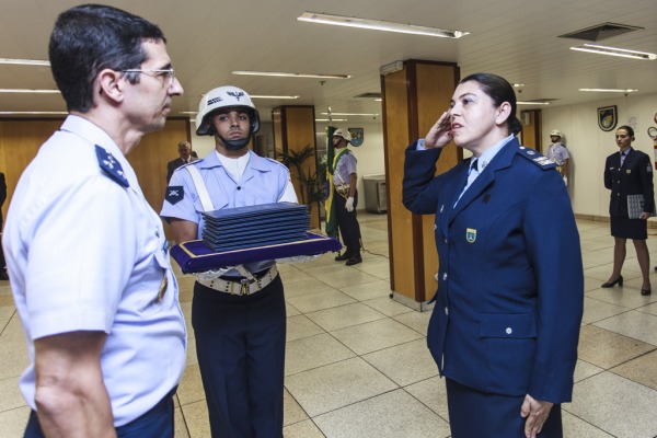 Tenente-Coronel Tânia recebe medalha por 30 anos de serviço  Sargento Rezende/ Agência Força Aérea