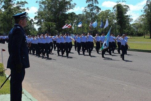 Desfile da tropa durante cerimônia militar  S2 JOSEPH