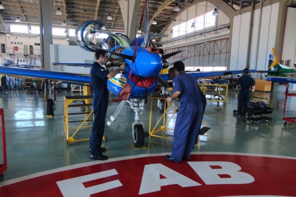 Mecânicos fazem manutenção das aeronaves  Ten Cocate