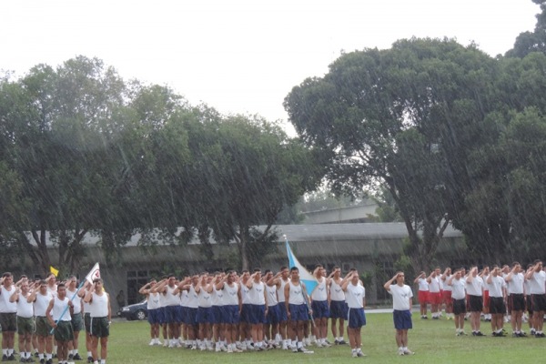 A corrida de 4,5 km foi realizada mesmo com forte chuva  Aspirante Evangelista/ VII COMAR