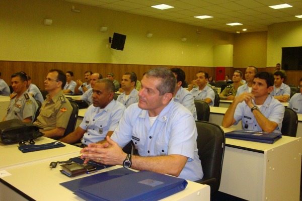 Comandantes,chefes e diretores em sala de aula  