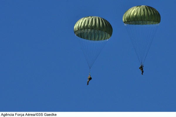 Salto de cadetes do 1º Esquadrão.  Sgt. Gaedke