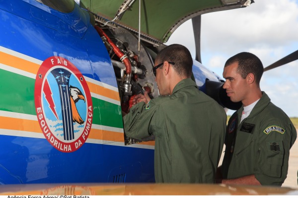 Mecânicos realizam manutenção em aeronave  Sgt Batista