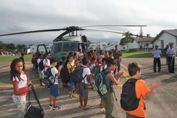 Os alunos do projeto social puderam conferir as aeronaves envolvidas no exercício de busca e salvamento, além de apresentações da banda de música da Base