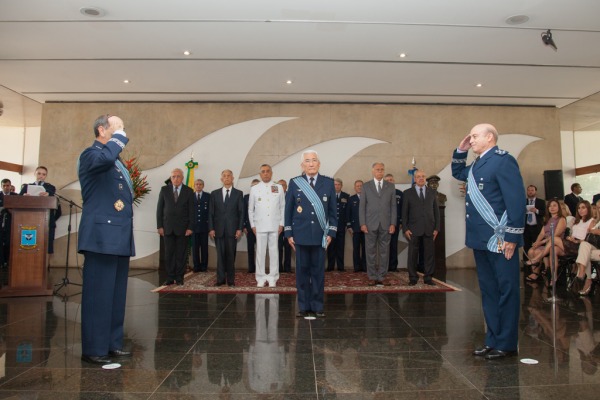 Em solenidade na Base Aérea de Brasília, o Tenente-Brigadeiro Machado assume a chefia do EMAER