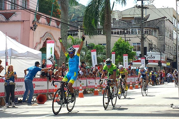 Sargento Camargo cruzando a linha de chegada  Arquivo