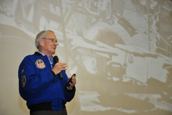 Brig. Charles Duke ministra palestra aos cadetes  Cb. Diego/AFA