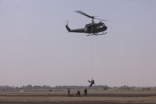 Helicóptero uruguaio realiza simualção de resgate  Tenente Enilton