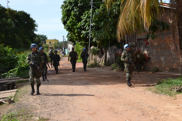 Simulação de patrulha realizada nas ruas de Marabá  2º Ten REP Gabriela (I COMAR)