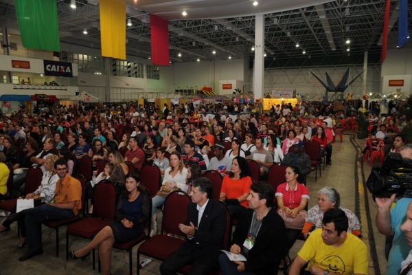 O evento reúne voluntários para ajudar 480 alunos da APAE