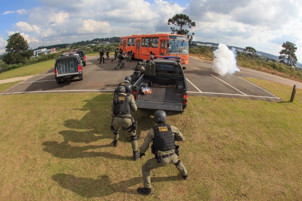 Equipe tática realiza a entrada no ônibus  Sargento Johnson / Agência Força Aérea