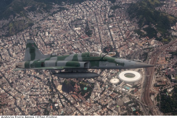 A publicação apresenta matérias que vão desde temas como alterações do espaço aéreo até o projeto KC-390