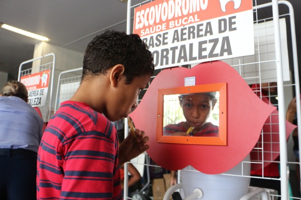 Criança em atendimento no Escovódromo da BAFZ  Suboficial Magda Silvia Ferreira