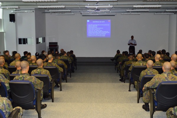 Coronel Gilmar ministra palestra sobre a missão  S2 Molina / COMAR IV