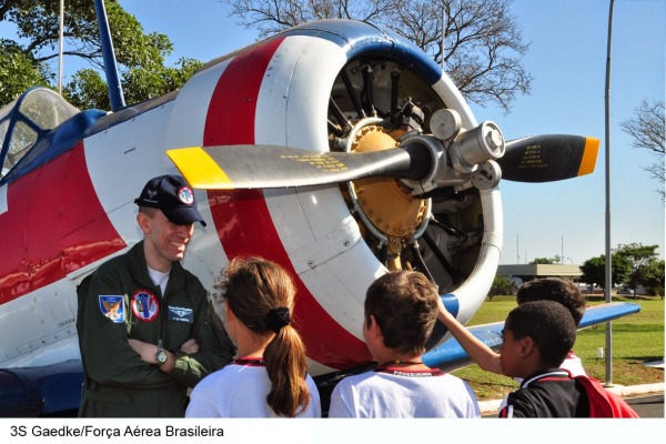 As crianças conheceram aeronaves históricas, como o T-6  AFA