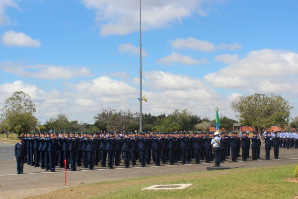 Durante a formatura acontece o Compromisso à Bandeira Nacional  CV Juarez/BAAN