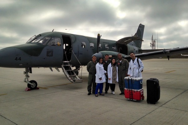 Tripulação e equipe médica ao término da missão.  2º Ten Av Eric