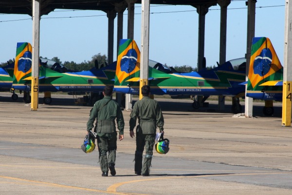 Pilotos vão em direção aos aviões   Ten Cocate