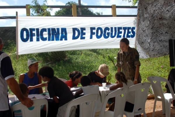 Oficina de Foguetes atraiu atenção das crianças  S1 João Paulo