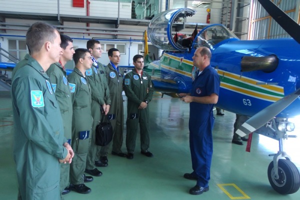 114 cadetes conhecem o cotidiano de uma unidade aérea 