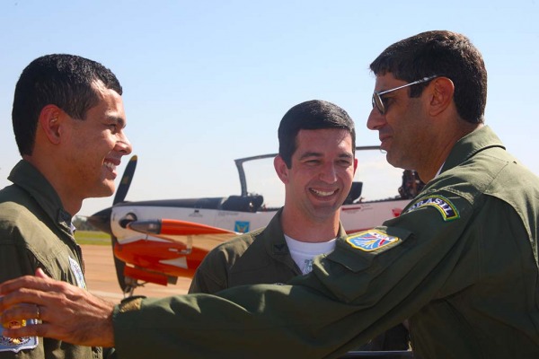 Comandante da Fumaça cumprimenta novos pilotos  Ten Cocate/EDA