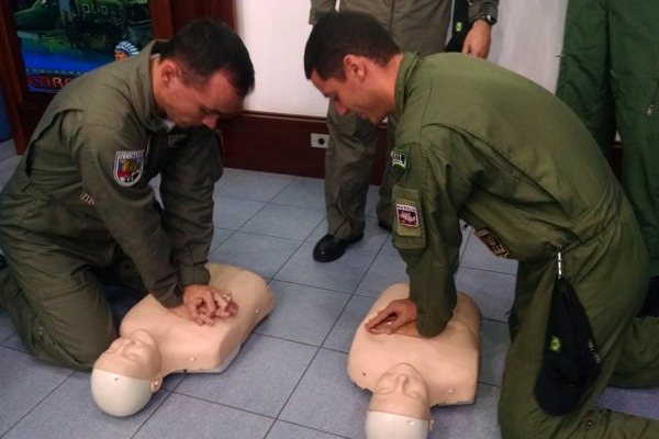 Instrução prática de Reanimação Cardio Pulmonar  Ten Eric/4º ETA