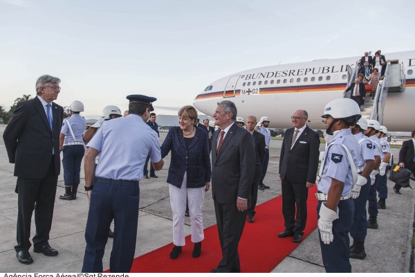 Merkel é recepcionada pelo Comandante da Base  Sgt Rezende / Agência Força Aérea