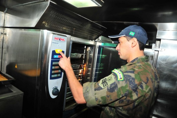 Entre os vários equipamentos do Rodomapre está o forno combinado  EEAR/Sgt Diniz