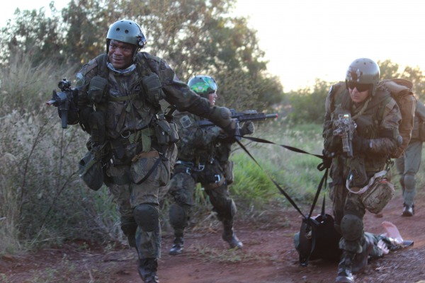 A finalidade foi treinar os militares para recuperação de vítimas isoladas em perigo 