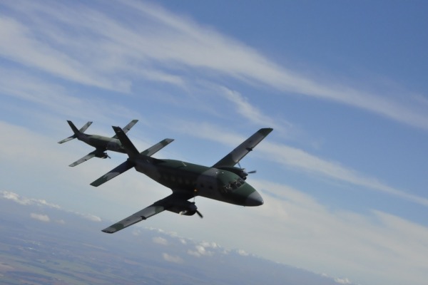 Aviadores treinaram técnicas como navegação à baixa altura em aeronaves C-95BM (Bandeirante Modernizado)