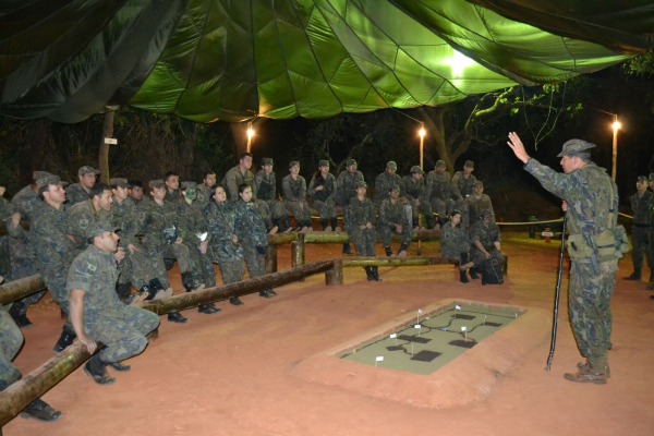 Instrução noturna  Soldado Ivan / CINDACTA I