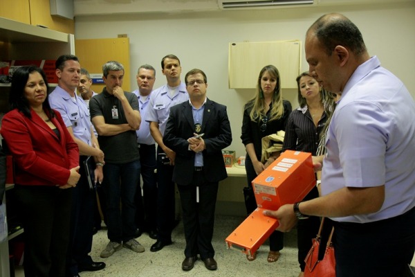 Comitiva conhece o Laboratório de Gravador de Voo  Sgt Flávio Santos 