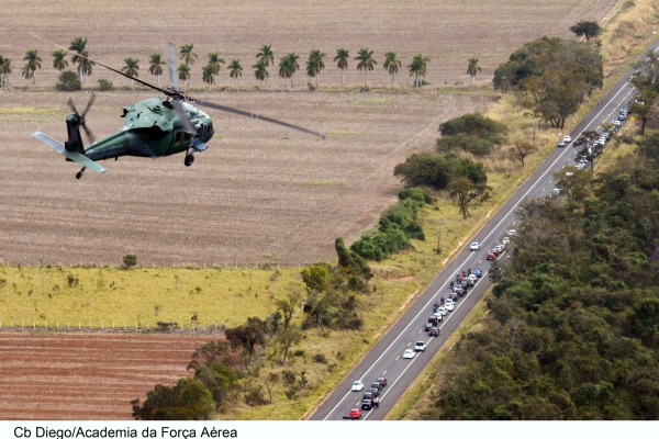Helicóptero H-60 sobrevoa fila  Cb Diego / Academia da Força Aérea