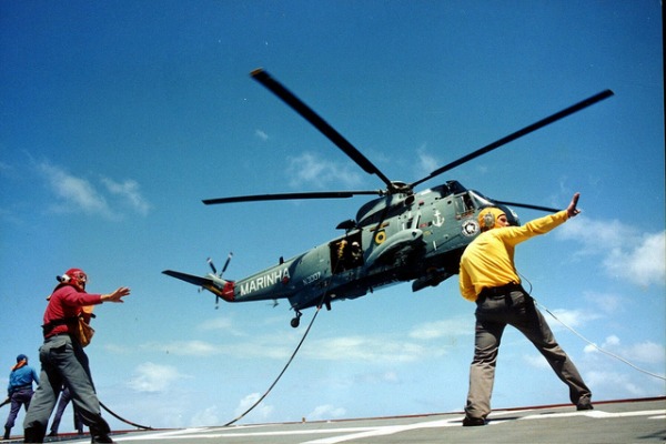 Sea King em operação naval  Marinha do Brasil (Flickr Oficial)