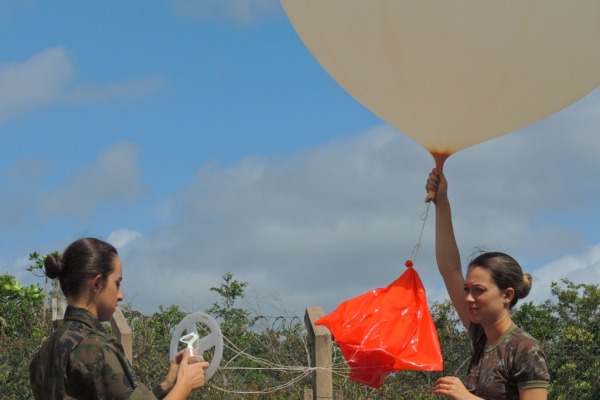 Militares lançam balão sondagem meteorológica  1º Sgt Daniel/ CLA