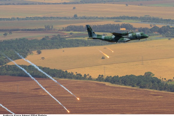 C-105 lança flares  Sgt Batista / Agência Força Aérea