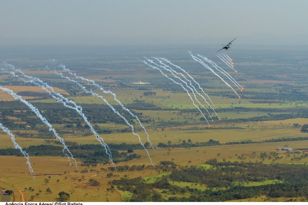 C-105 escapa de ameaça antiaérea  Sgt Batista / Agência Força Aérea