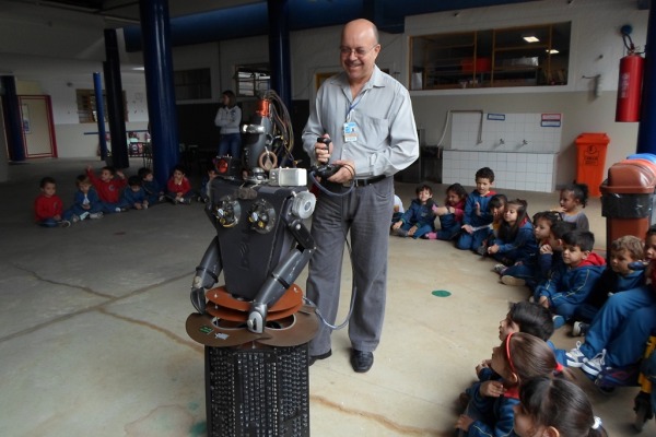 Alunos de escola em campus da Aeronáutica aprenderam a transformar lixo em arte