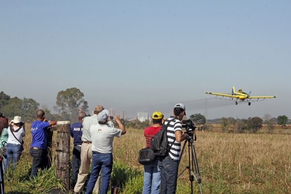 Mostra de equipamentos da aviação agrícola  SERIPA V