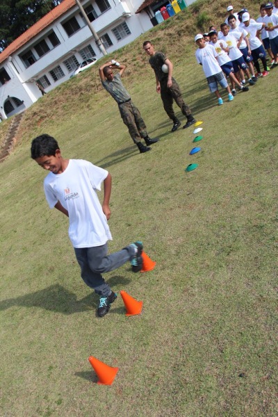 Além da prática esportiva, participantes têm reforço escolar na Base Aérea de São Paulo
