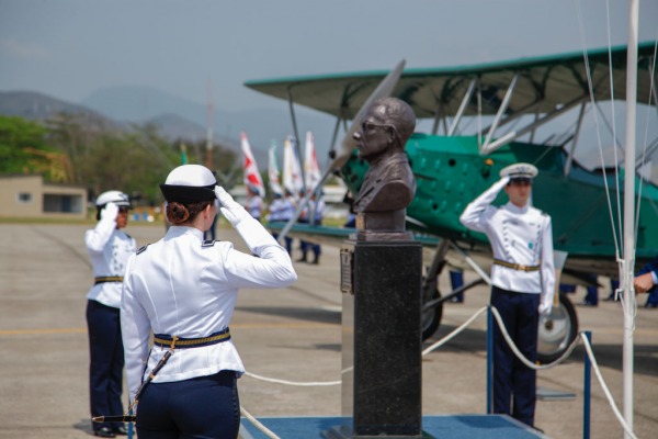 A solenidade foi marcada pelo sobrevoo de aeronaves e desfile militar