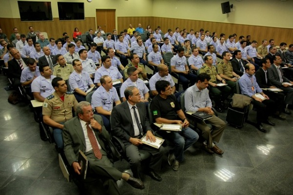 Alunos na sala de aula do CENIPA  Sgt Flávio Santos