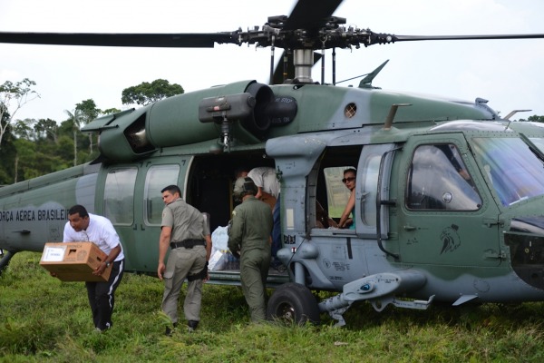 Piloto de helicóptero explica as dificuldades para chegar às comunidades que vivem próximas à fronteira