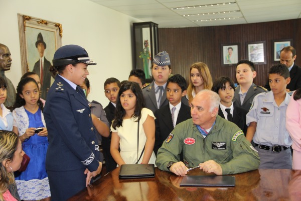 Crianaças visitam Gabinete do Comandante  Sd Rocha / IV COMAR