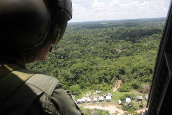 Em todo o estado, helicópteros da FAB chegam a diversos locais de difícil acesso, como seringais, aldeias indígenas e comunidades ribeirinhas